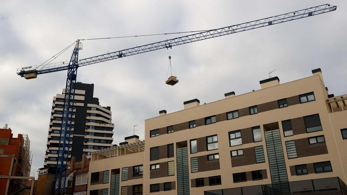 Imagen de un edificio de viviendas en construcción.