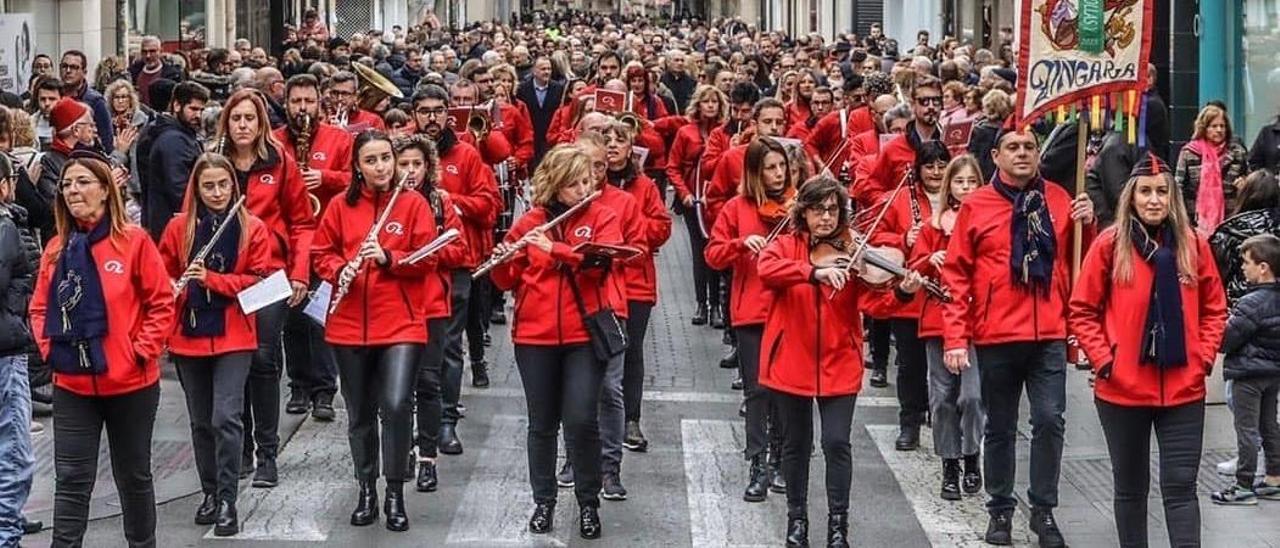 La Fanfarria Zíngara de Elda en el pasacalles.