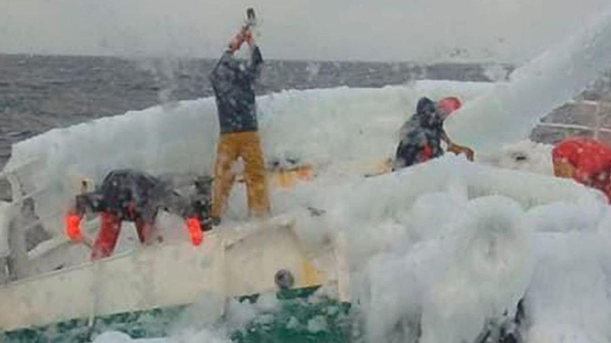 Marineros en la proa del “Villa de Pitanxo”, retirando hielo a martillazos en una campaña anterior.