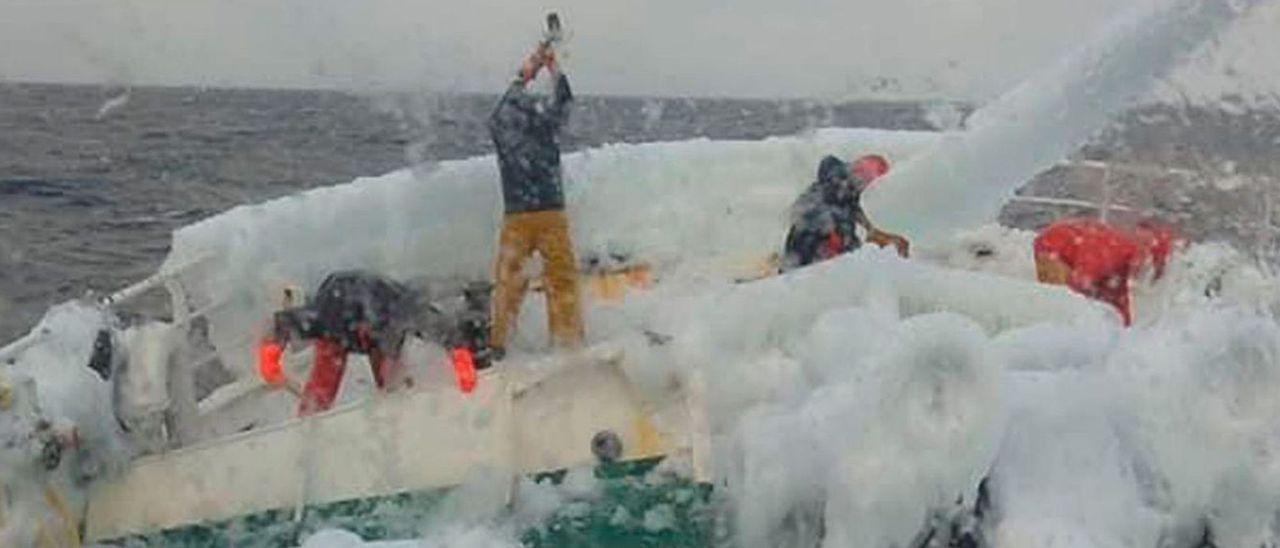 Marineros en la proa del “Villa de Pitanxo”, retirando hielo a martillazos en una campaña anterior.