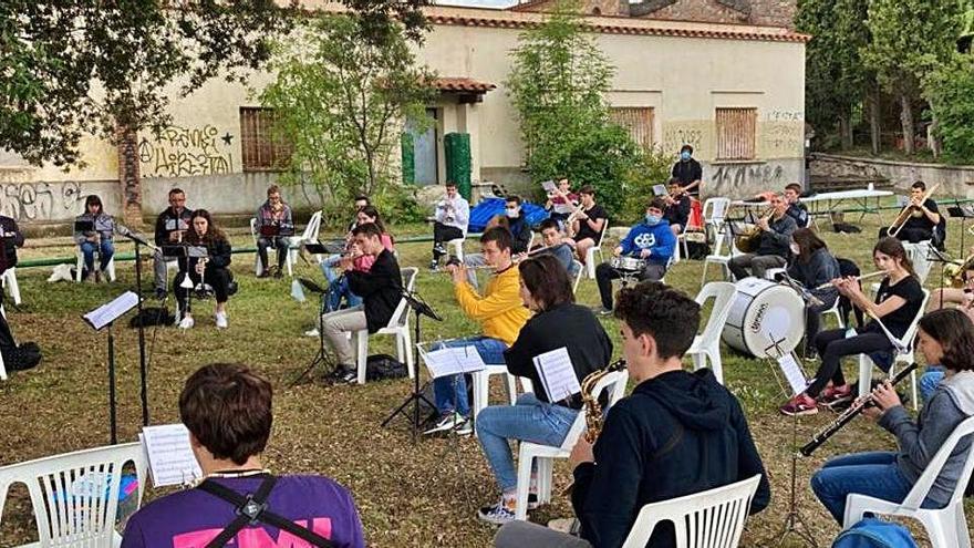 Integrants de la banda de l&#039;escola municipal de música de Berga assajant al castell, ahir a la tarda