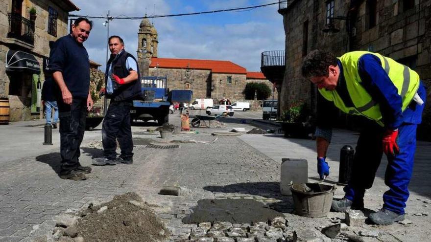 El tráfico está restringido estos días en Fefiñáns por obras de reparación del adoquinado. // I.A.
