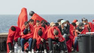 -FOTODELDÍA- ARRECIFE (LANZAROTE), 09/04/2023.- El buque de Salvamento Marítimo Guardamar Polimnia ha rescatado en las últimas horas a 145 inmigrantes (141 hombres, 2 mujeres y dos niños), que viajaban en tres embarcaciones en aguas cercanas a Lanzarote y que han sido trasladados al muelle de La Cebolla, en Arrecife de Lanzarote. EFE/ Adriel Perdomo