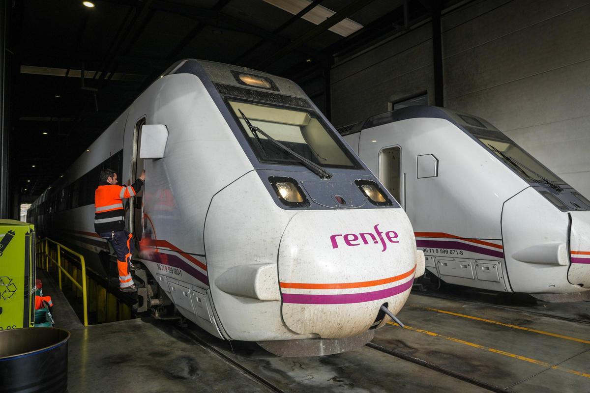 Operario de Renfe en la base de mantenimiento de Badajoz