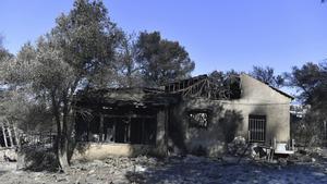 Incendio al norte de Atenas deja una víctima mortal tras dos días de lucha contra el fuego