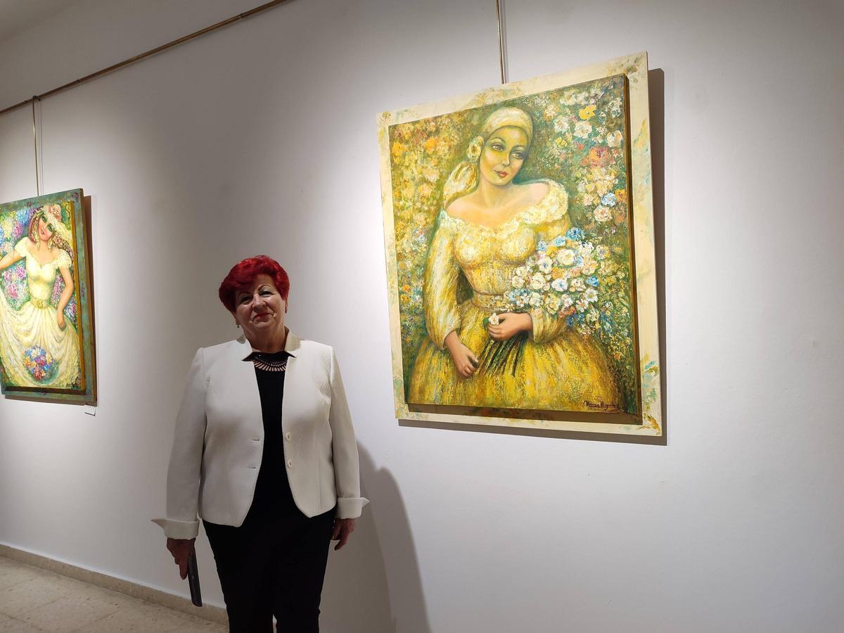 Marisa Miguélez ante algunos de sus cuadros.