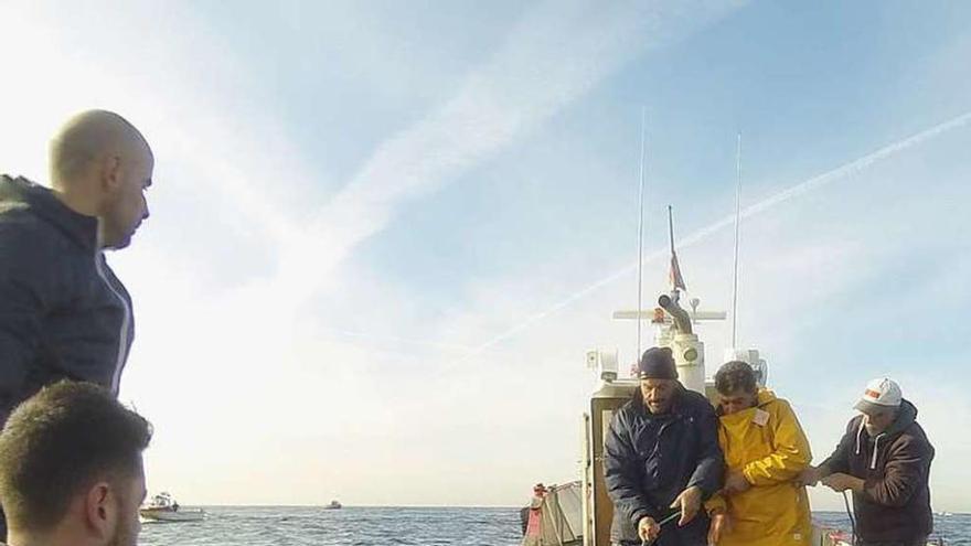 Los equipos de emergencias habían peinado la ría tras el naufragio.