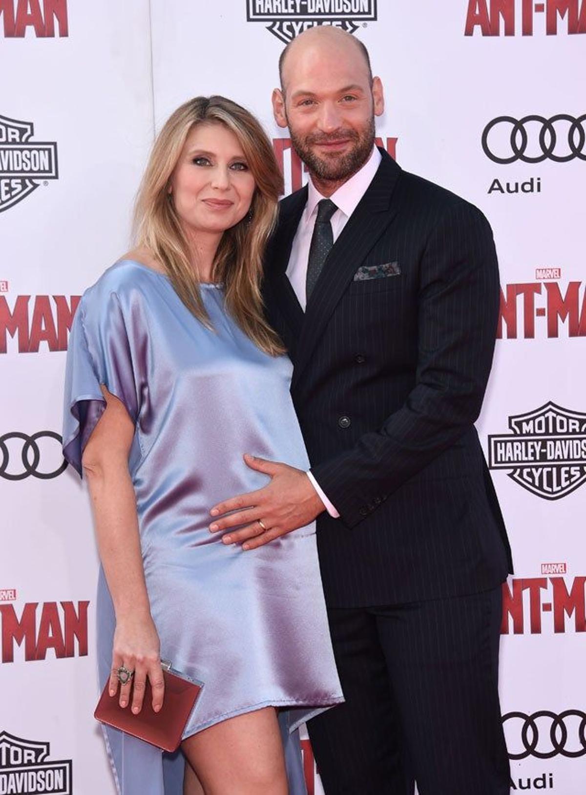 Corey Stoll y Nadia Bowens en la première de 'Ant-Man' en Los Ángeles