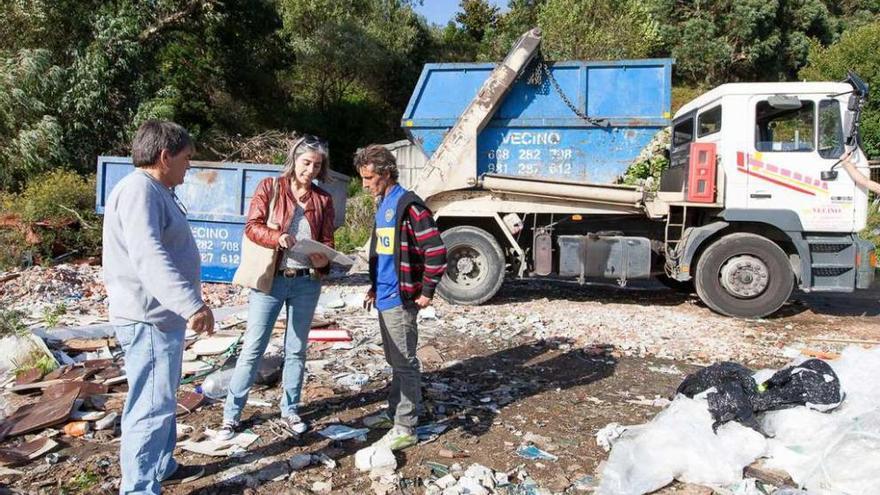 El representante vecinal del Campanario y la edil de Medio Ambiente, con otro vecino, en el asentamiento.