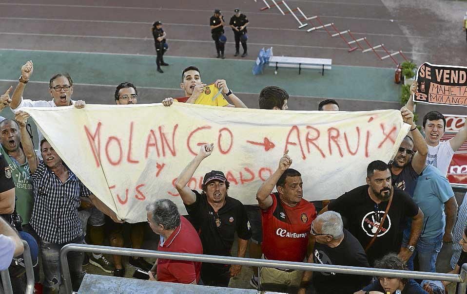 Dolor y rabia de aficionados del Mallorca en el último partido de Segunda