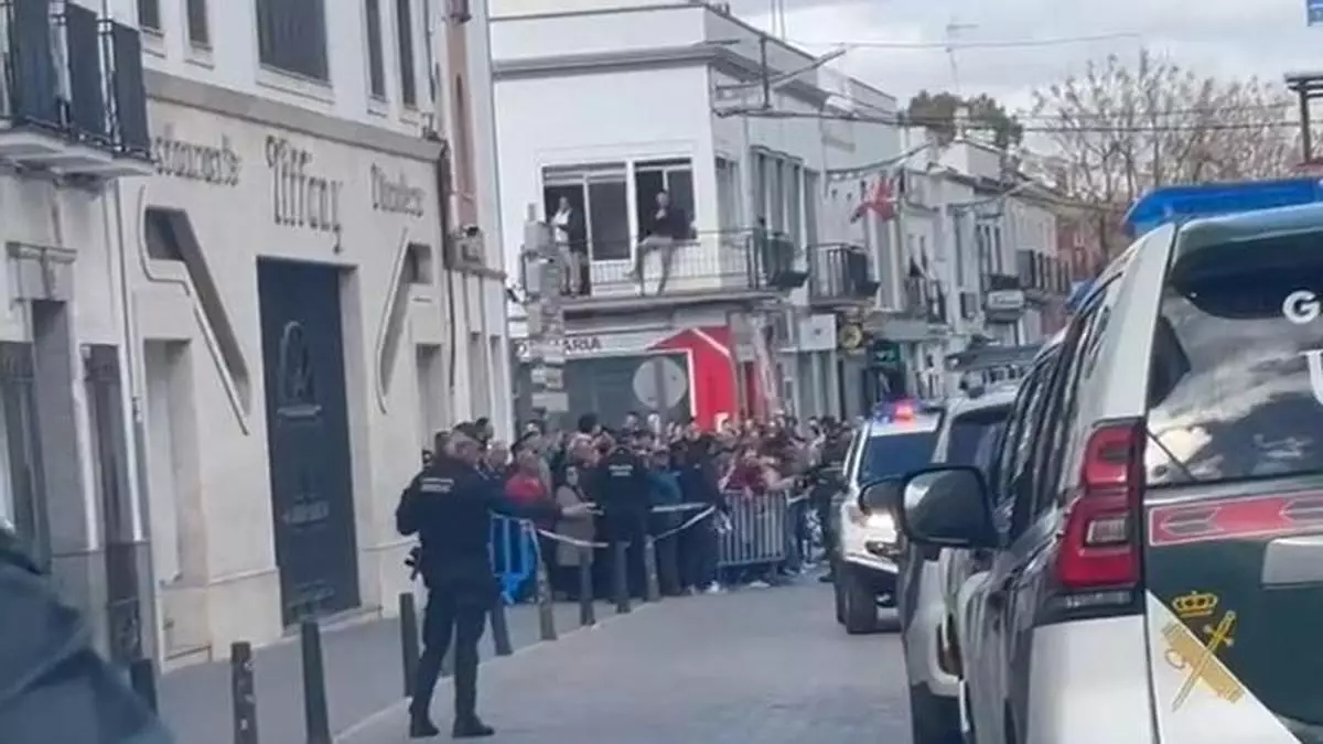 Los hermanos detenidos por la muerte de Francisca Cadenas llegan al juzgado de Villafranca entre insultos y gritos