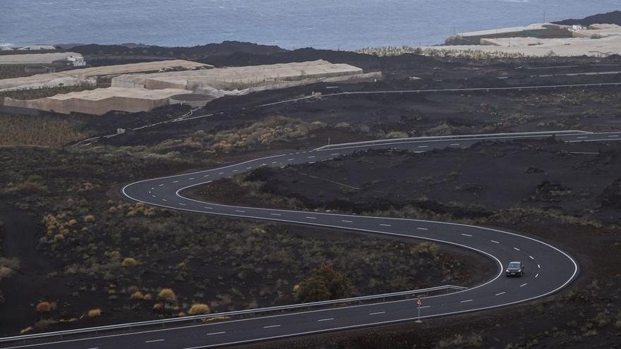 La primera carretera recuperada permite llegar a la costa afectada por el volcán de La Palma