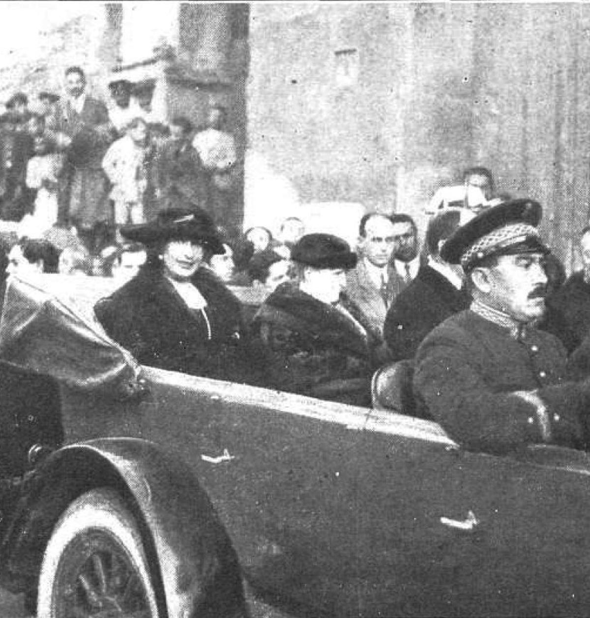 Los reyes conversan con el rehalero del marqués de Viana a las puertas del palacio de Moratalla.