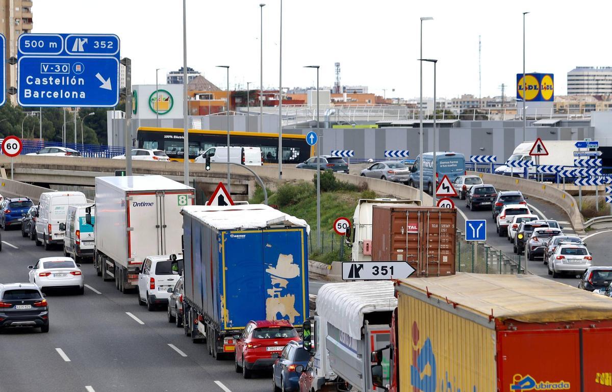 Camiones en los accesos a la V-30, en una imagen de archivo.
