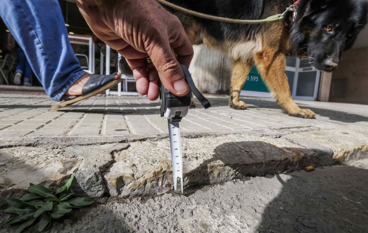 La acera no llega a medir cuatro centímetros y el agua la rebasa fácilmente cuando llueve. | B. RAMON