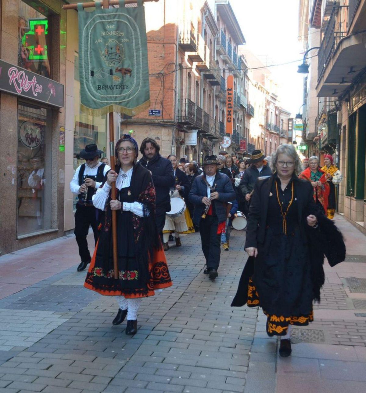 El pasacalles por la calle La Rúa. | E. P.