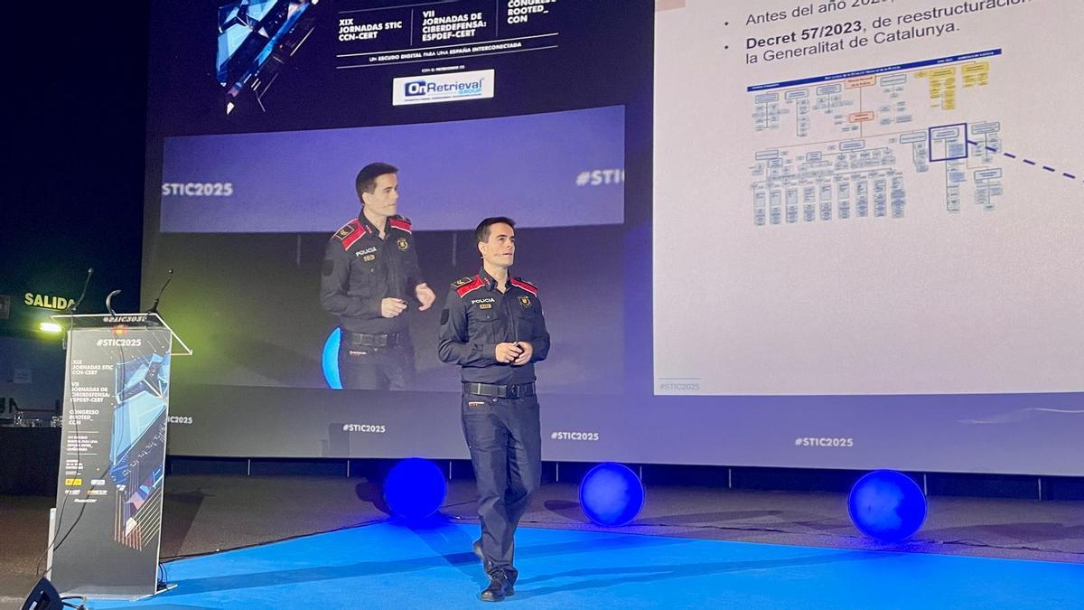 Óscar Ramos, cybercrime expert from the Mossos d'Esquadra, in a talk during the conferences on cyber defense organized by the CNI