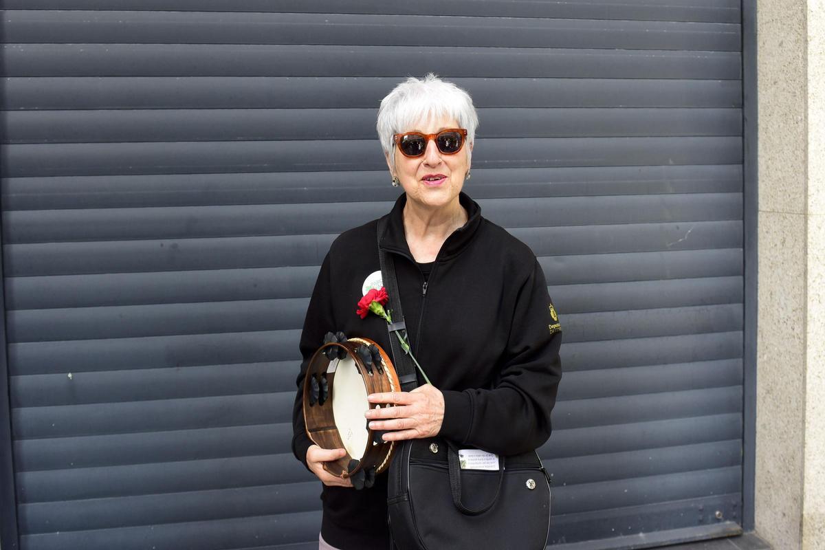 Margarita García, vecina del Agra con su pandereta durante la protesta