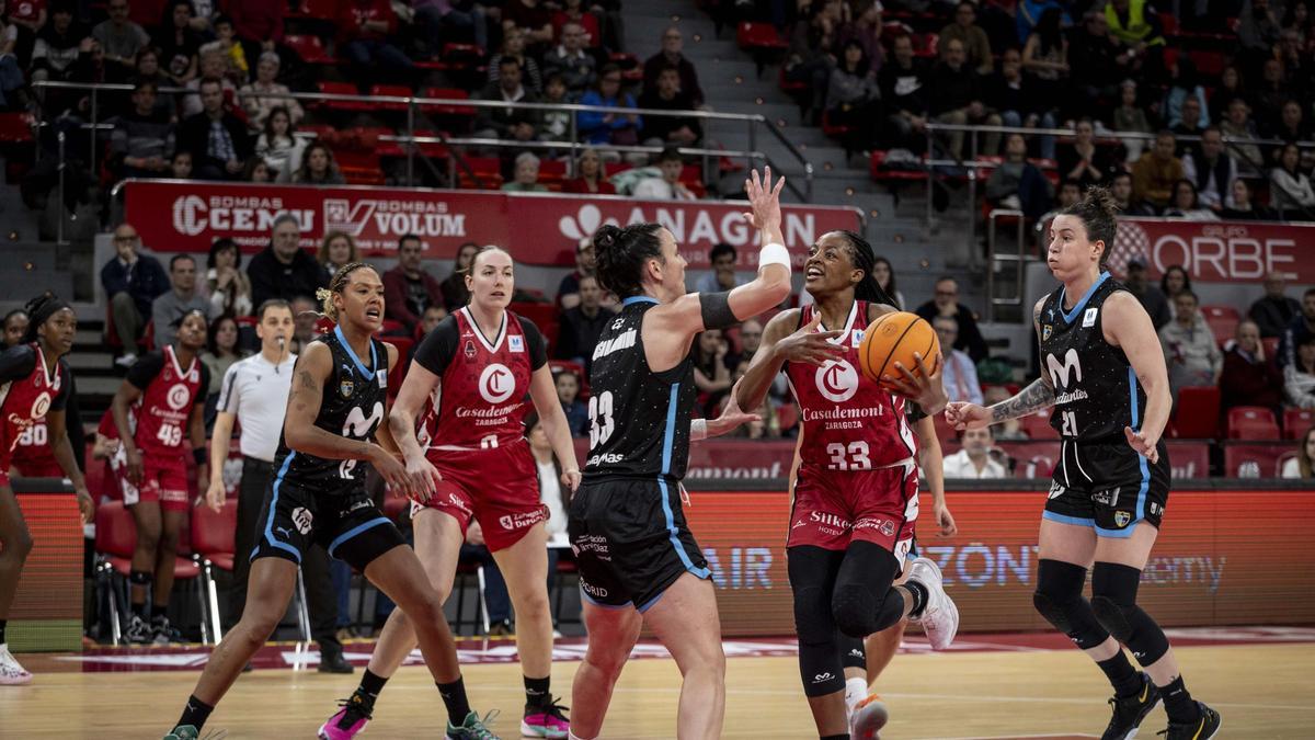 Stephanie Mawuli busca el tiro ante la defensa de Estudiantes