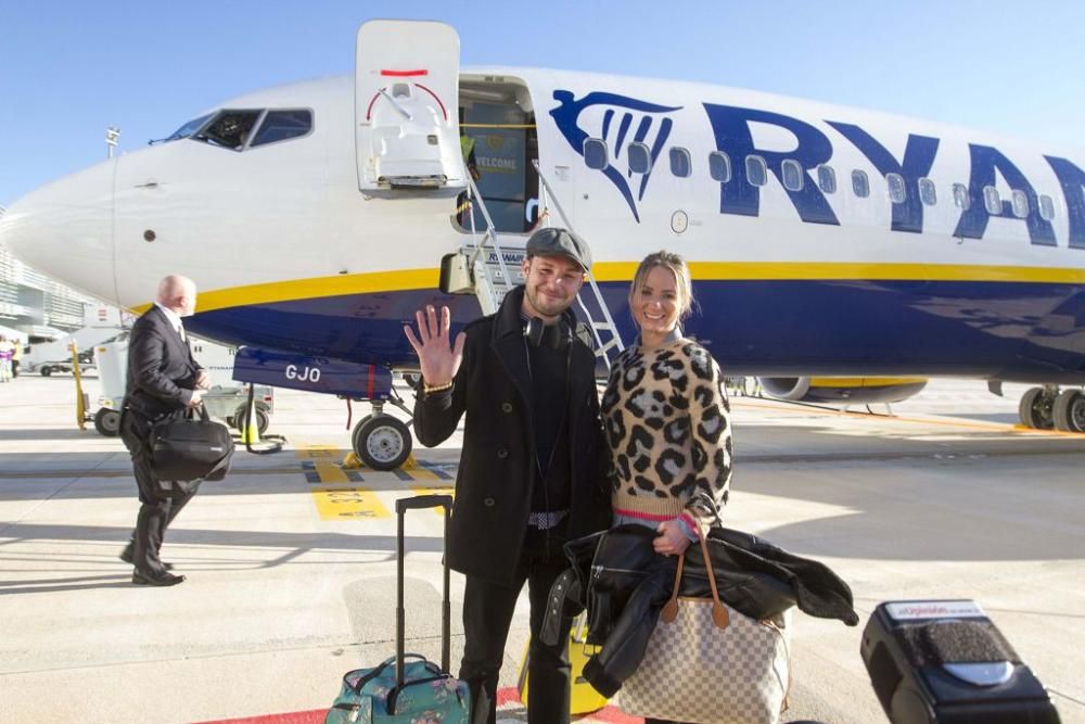 Llegada del primer avión al aeropuerto de Corvera