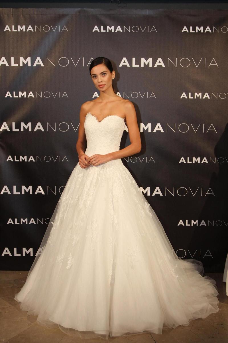 Joana Sanz con vestido de Alma Novias en la presentación de la nueva colección