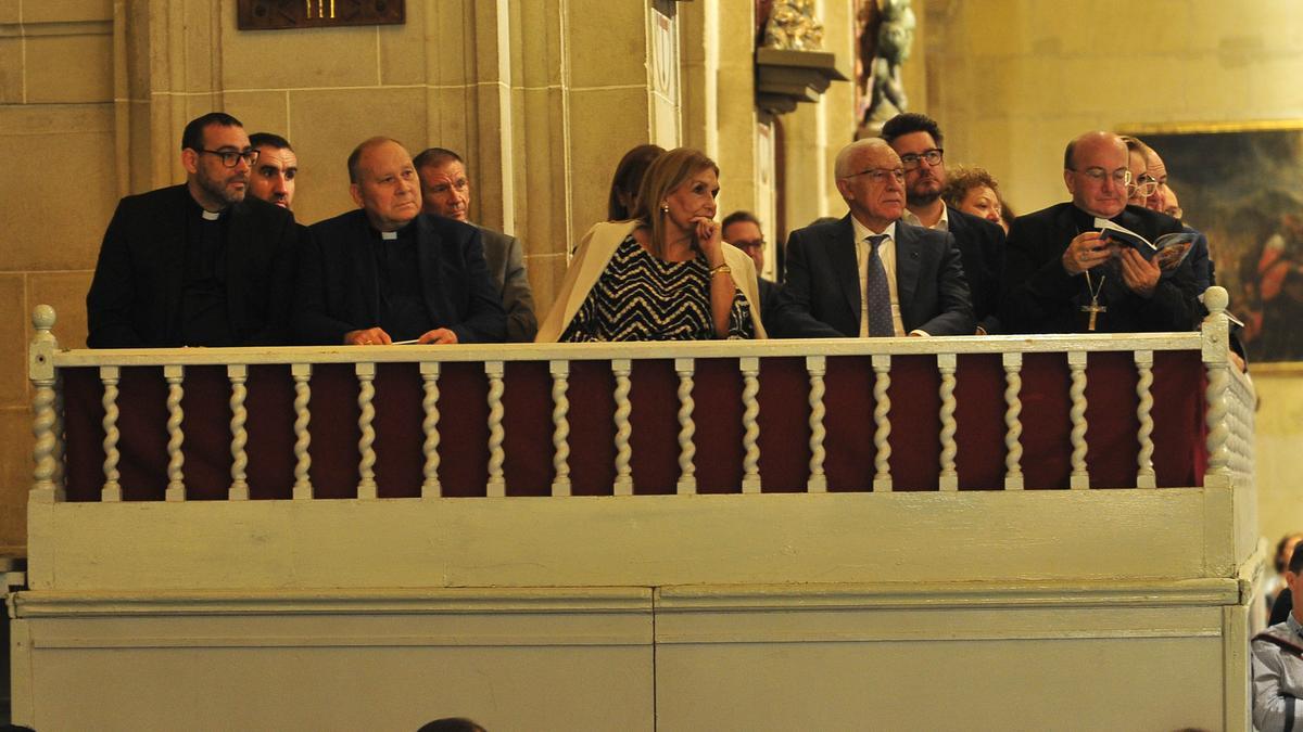 El obispo de Solsona, Francisco Conesa, anoche durante la representación del drama asuncionista en la basílica de Santa María de Elche