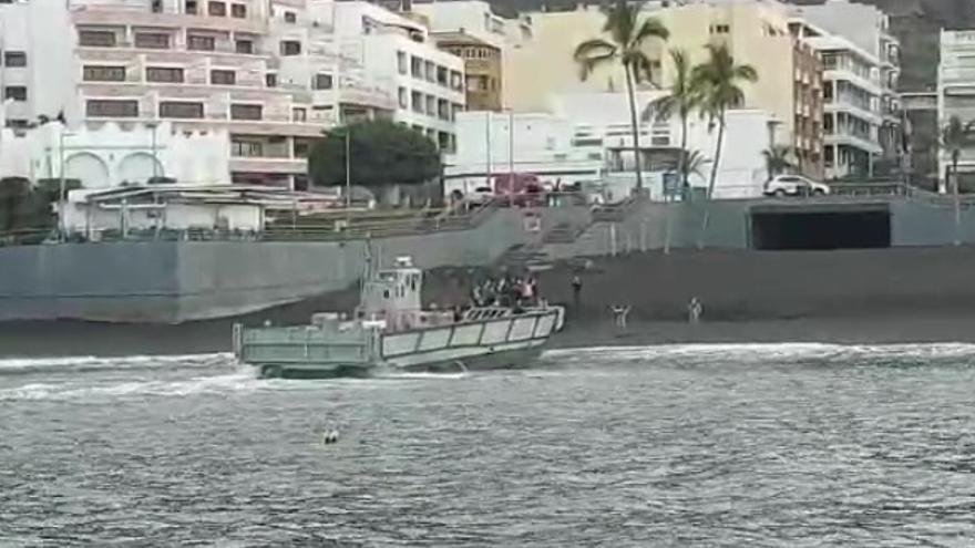 La Armada inicia el traslado de agricultores a sus fincas por mar en La Palma