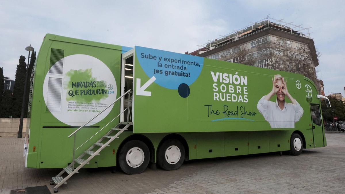El autobús de 'Visión sobre ruedas,' en la plaza Zaragoza de València.