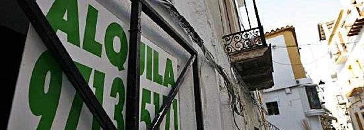 Un cartel anunciando un alquiler, en la ciudad de Ibiza, en una imagen de archivo.