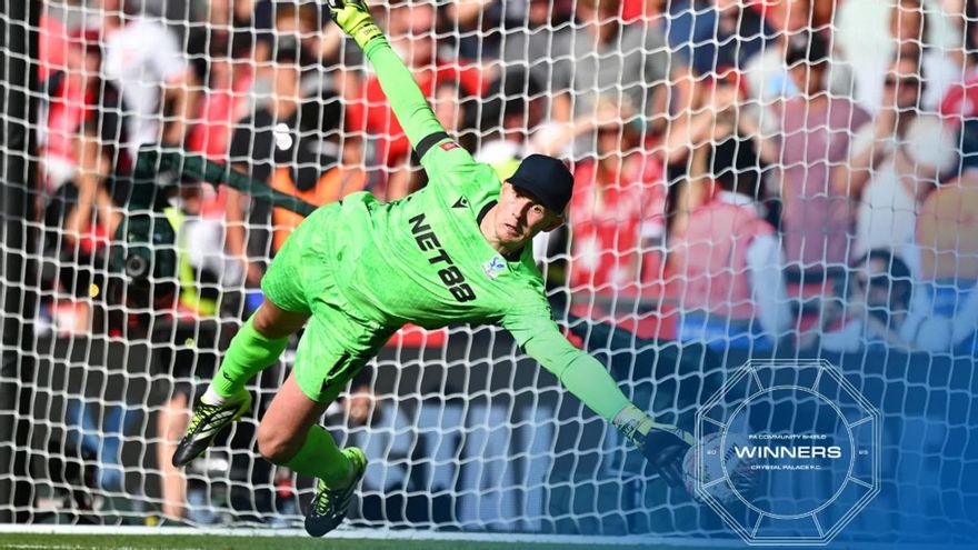 Dean Henderson paga el botellón a los aficionados del Crystal Palace