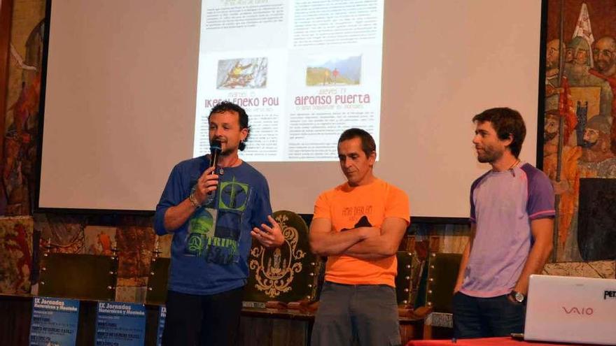 Roberto Fernández (izquierda) presentando a los montañeros Dani Gómez (centro) y Alfonso Puerta (derecha)