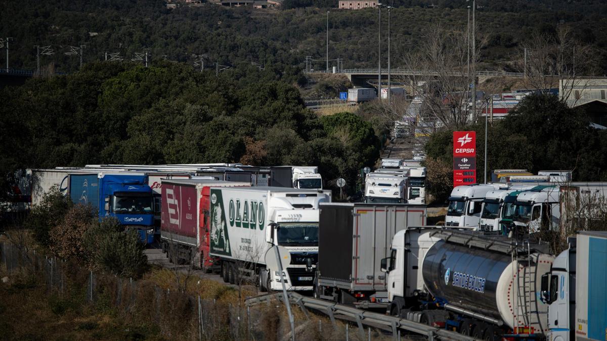 Multitud de camiones permanecían ayer en las áreas de servicios hasta que se reabrió la frontera a media mañana.