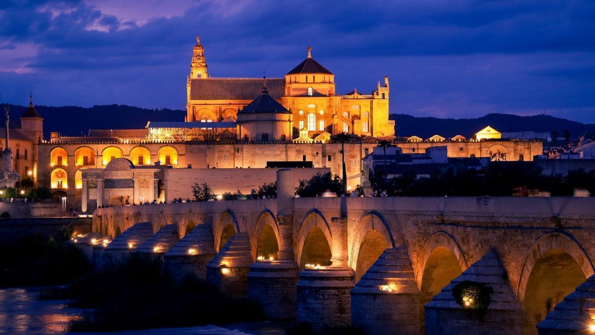La Mezquita-Catedral y el Puente Romano, de noche.