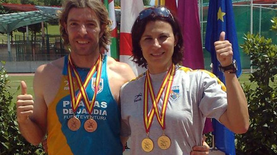 Herrera (i) y Paunica, con sus medallas. | lp/dlp