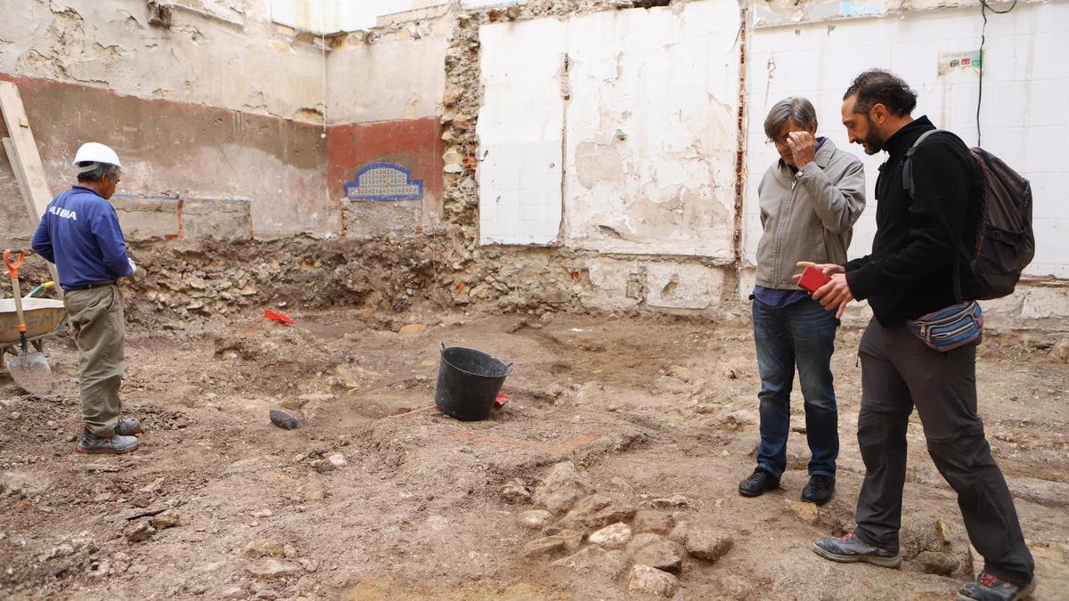 López comenta los últimos hallazgos de la excavación de Alburquerque con el arqueólogo municipal.