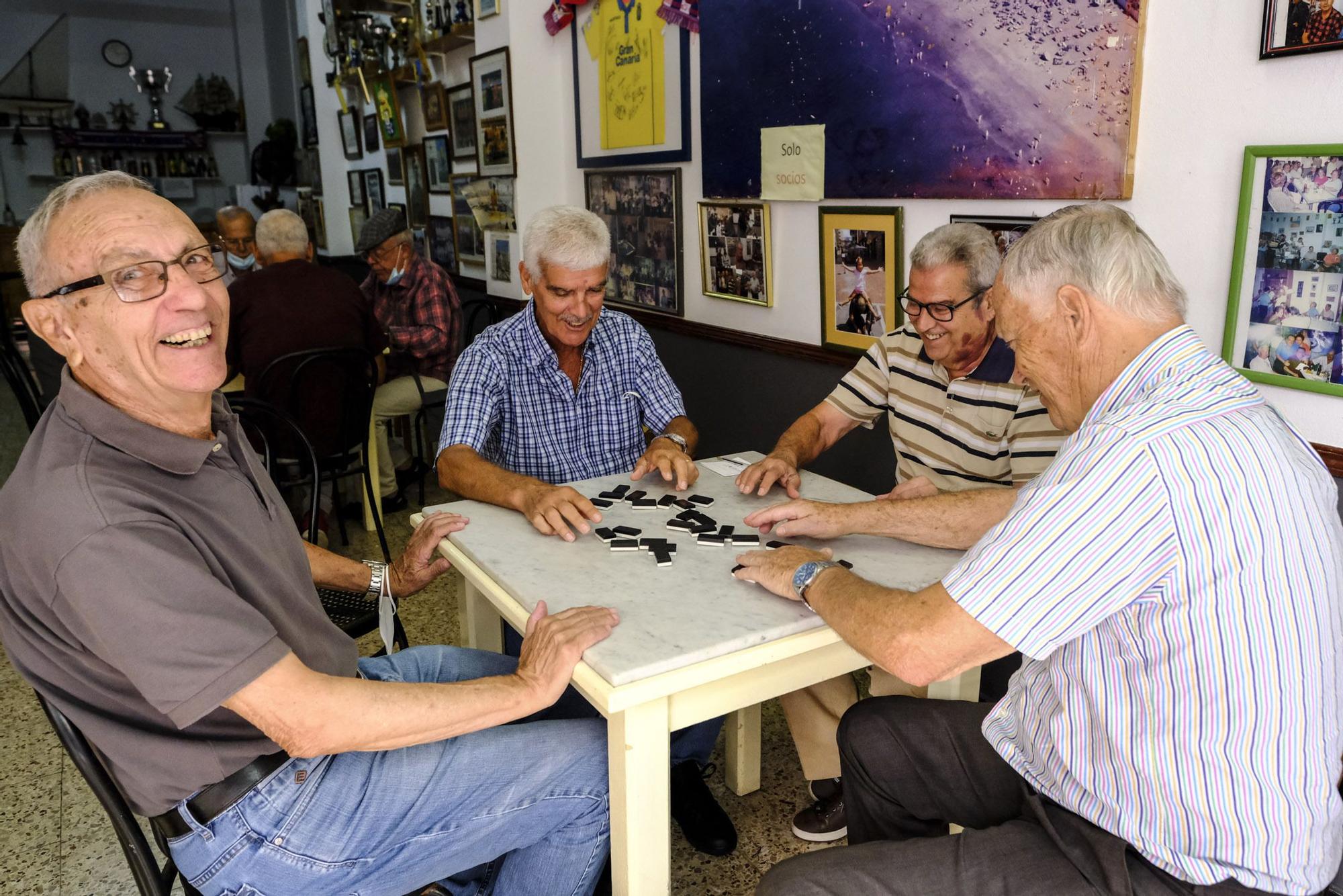 Ex de la UD (Germán Dévora, Paco Castellano, Páez y Hernández) se reúnen en un local para jugar cartas y contar batallas