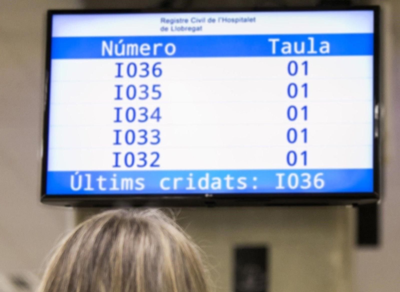  Una persona esperando para ser atendida en el Registro Civil