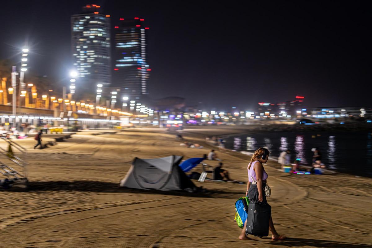 Refugio nocturno: Barcelona se refresca y descansa en sus playas durante las noches calurosas