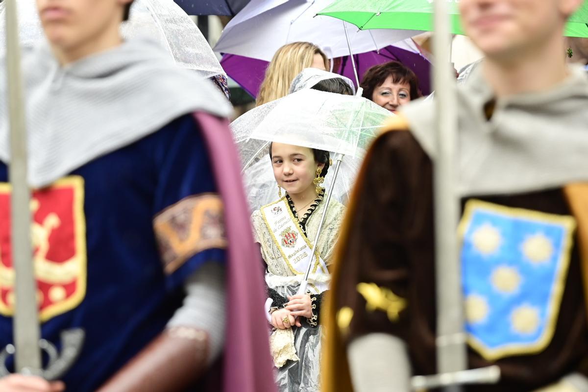 Galería de imágenes: La Germandat dels Cavallers de la Conquesta desafía a la lluvia para homenajear al monarca