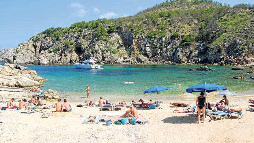 La recóndita y tranquila playa de Sant Joan con algunos bañistas