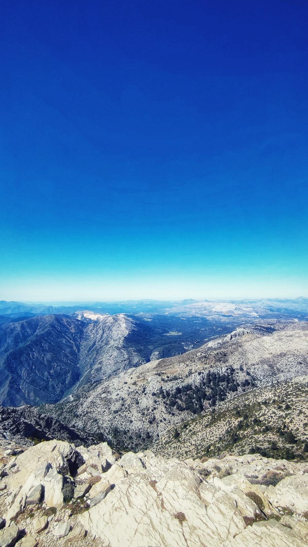 Vistas desde El Torrecilla, en Sierra de las Nieves, lugar muy frecuentado por los aficionados al senderismo.