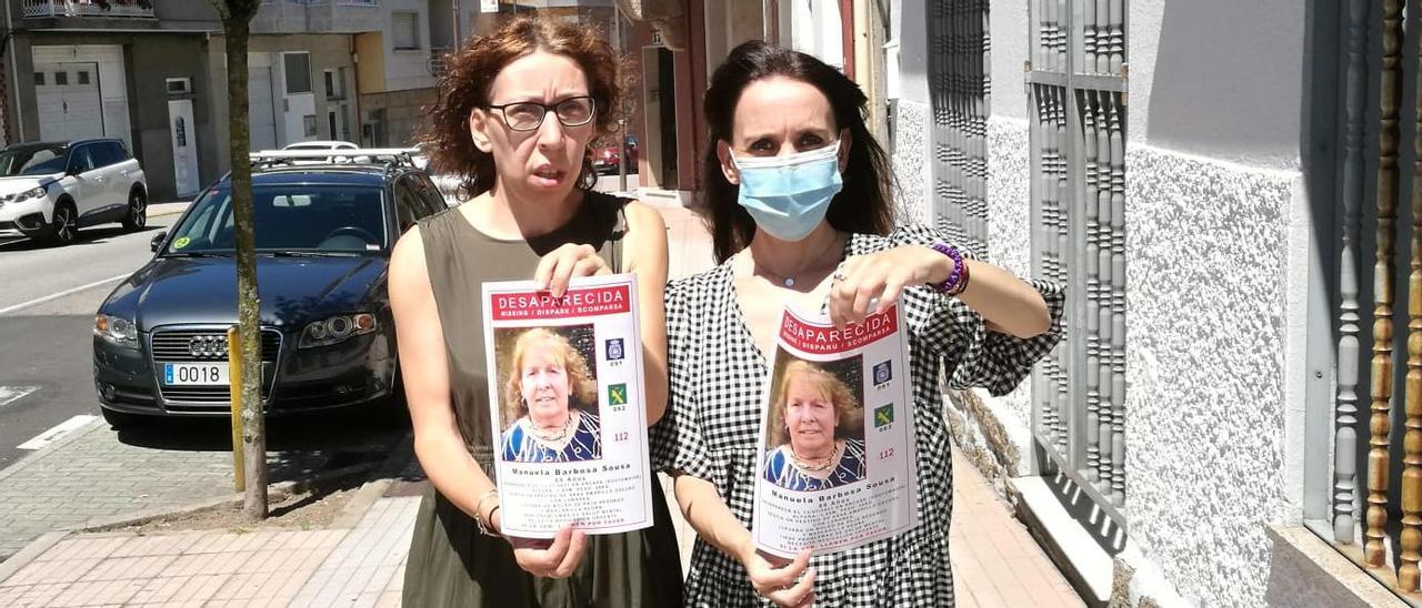 Las hijas de Manuela, Ana y Raquel, con los carteles de búsqueda.