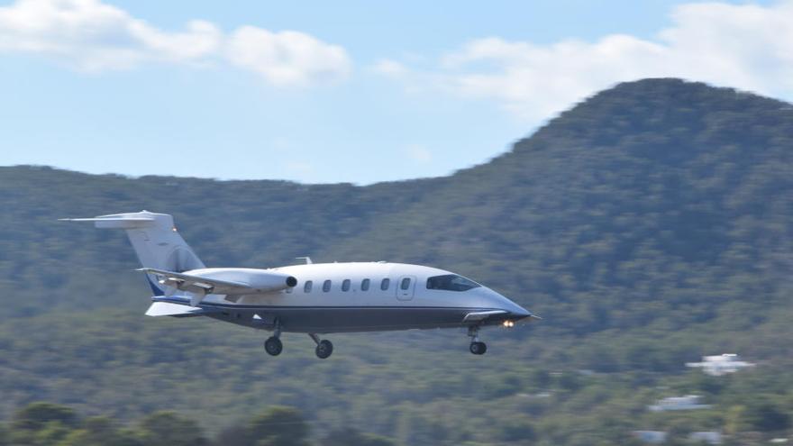 Una aeronave privada en el aeropuerto de Ibiza.