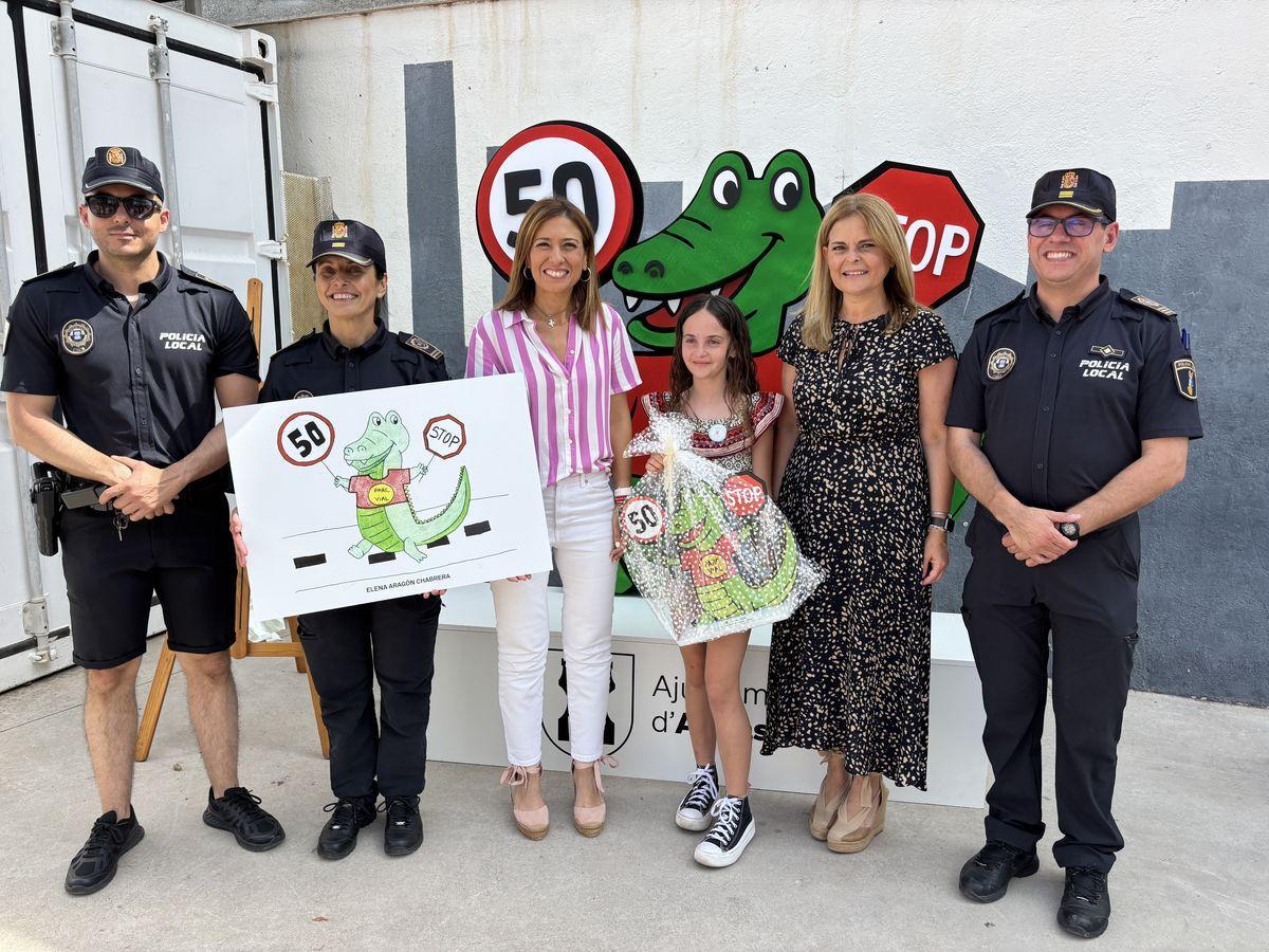 Entrega del premio a la autora de la mascota de las jornadas de seguridad vial de Almassora.