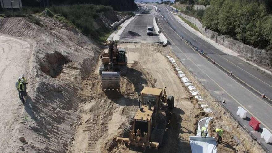 Trabajos de construcción de la autovía do Morrazo en el enlace de Meira. // Santos Álvarez