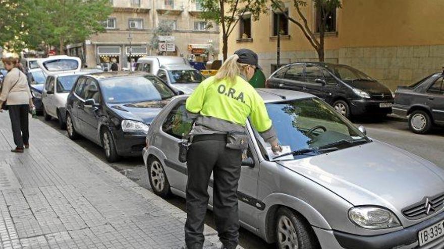 Mitarbeiterin der &quot;Ora&quot; beim Ausstellen eines Knöllchens auf Mallorca