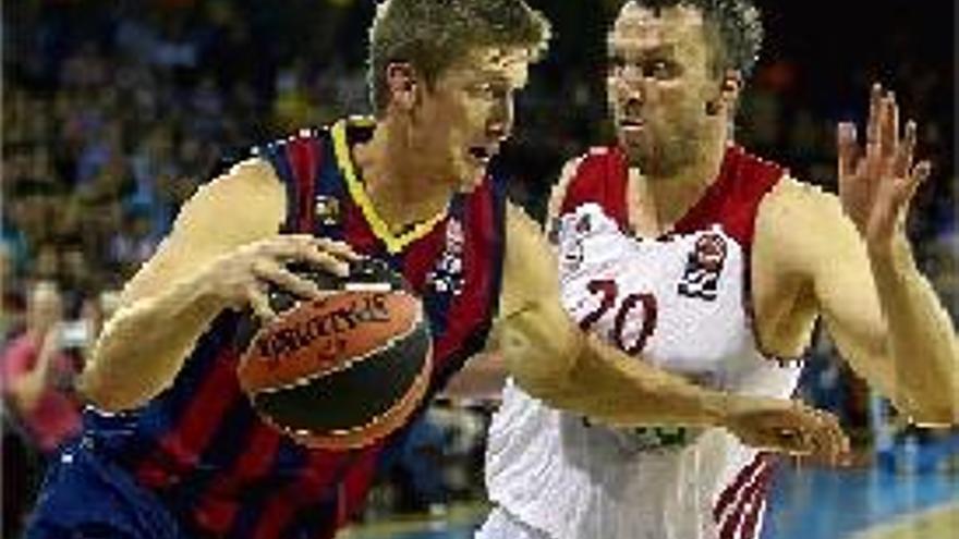 Justin Doellman intenta desbordar Savanovic, anit al Palau Blaugrana