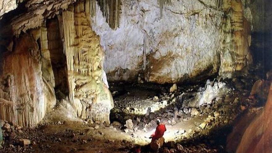 Interior de la Cueva de la Moneda de Sierra Espuña.