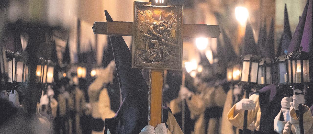 Una de las cruces que representan las estaciones del Via Crucis en la procesión del Martes Santo en Zamora.