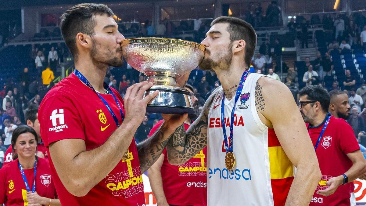 Los hermanos Hernangómez, besando el trofeo del Eurobasket